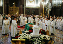 Six primats orthodoxes et des hauts représentants d'autres Eglises chrétiennes ont participé aux obsèques du patriarche Alexis