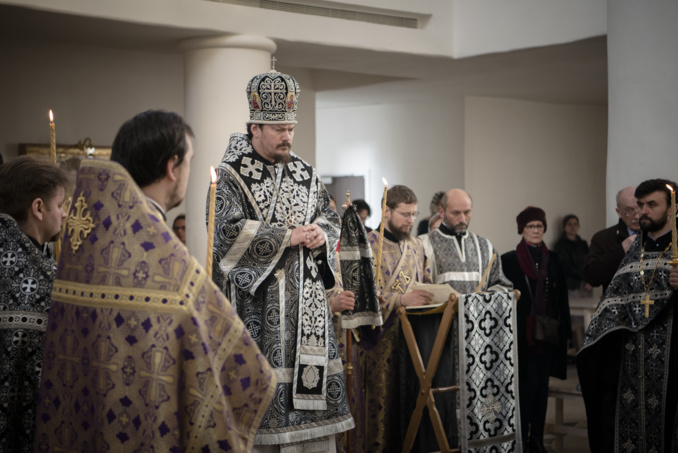 Mgr Nestor, évêque de Chersonèse, présida les matines du Vendredi Saint avec la lecture des douze évangiles 