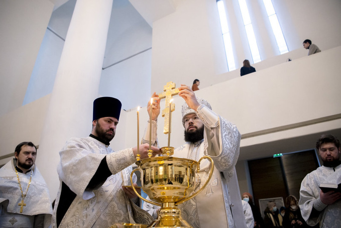 La Sainte et Glorieuse Théophanie : métropolite Antoine a célébré la Divine Liturgie en la cathédrale de la Sainte Trinité à Paris