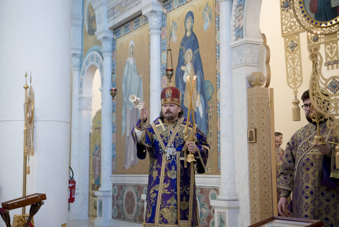 La fête de l’Exaltation de la Croix : le métropolite Nestor a célébré la Divine Liturgie en la cathédrale de la Sainte Trinité à Paris