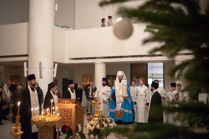 La veille de Noël: le métropolite Nestor a célébré les vigiles de la fête de Nativité du Christ