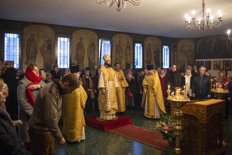 Mgr Antoine, exarque du patriarche, a célébré la Divine liturgie à la cathédrale des Trois Saints Docteurs à Paris