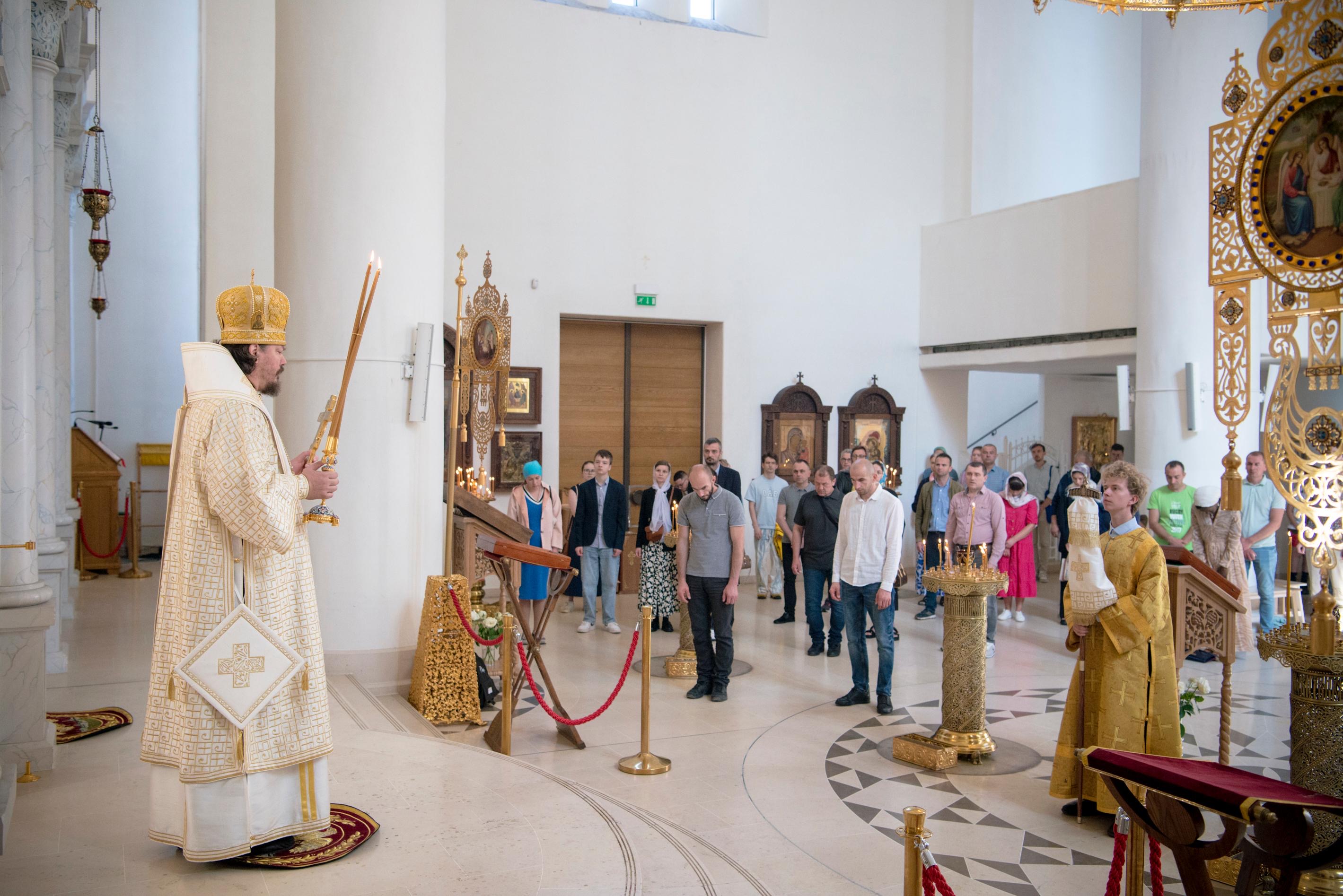 Monseigneur Nestor a célébré la Divine Liturgie en la cathédrale de la Sainte Trinité à Paris