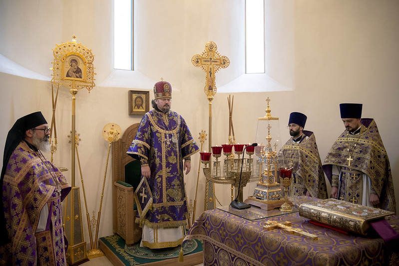 Le dimanche après l'Exaltation de la Croix: le métropolite Nestor a célébré la Liturgie en la cathédrale de la Sainte Trinité à Paris