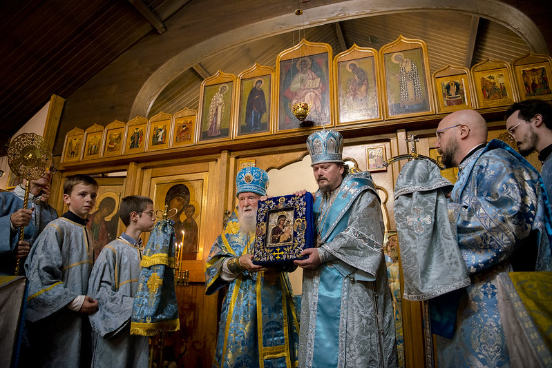 Vénération de l'icône myrroblite de la Mère de Dieu de Hawaï à Meudon