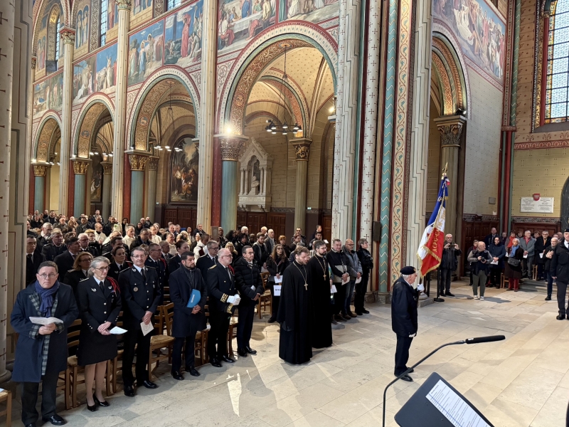 Le clergé et le chœur de la cathédrale Sainte-Trinité ont participé à un office funéraire en mémoire des représentants des forces de l’ordre morts en service