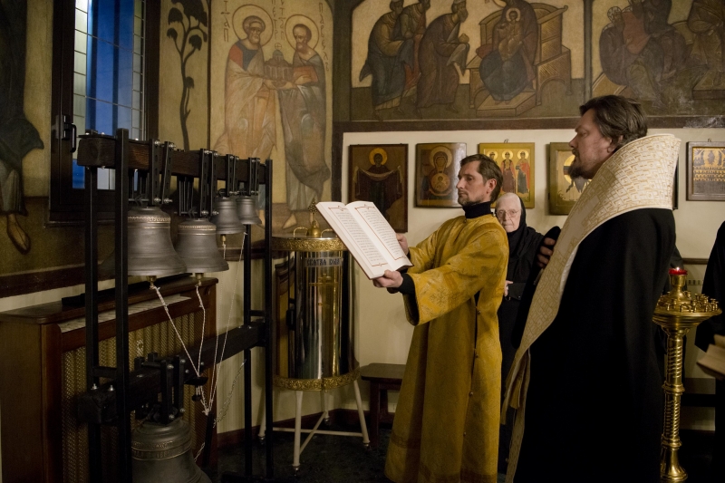 Monseigneur Nestor a béni les cloches pour l’église des Trois-Saints-Docteurs à Paris