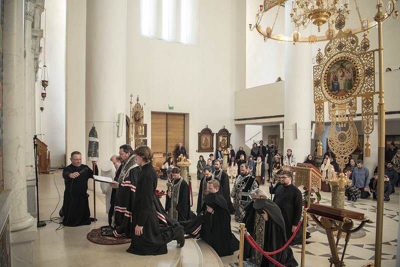 Monseigneur Nestor a présidé le rite du pardon en la cathédrale parisienne de la Sainte Trinité