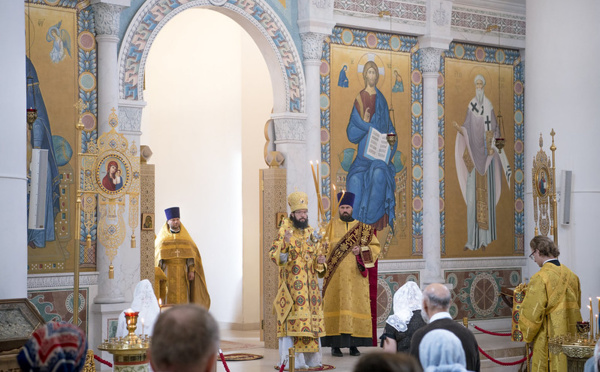 Mgr Antoine, métropolite de Volokolamsk, a présidé la Liturgie en la cathédrale de la Sainte Trinité à Paris