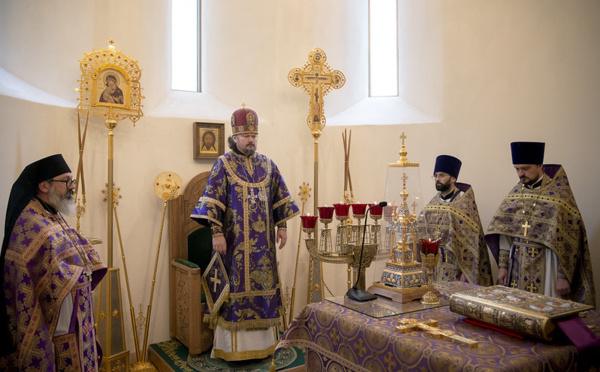 Le dimanche après l'Exaltation de la Croix: le métropolite Nestor a célébré la Liturgie en la cathédrale de la Sainte Trinité à Paris