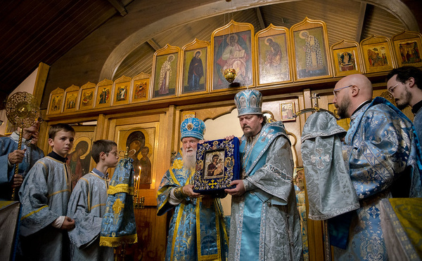 Vénération de l'icône myrroblite de la Mère de Dieu de Hawaï à Meudon