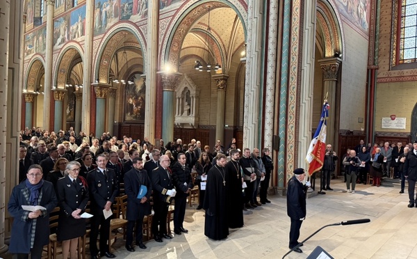 Le clergé et le chœur de la cathédrale Sainte-Trinité ont participé à un office funéraire en mémoire des représentants des forces de l’ordre morts en service