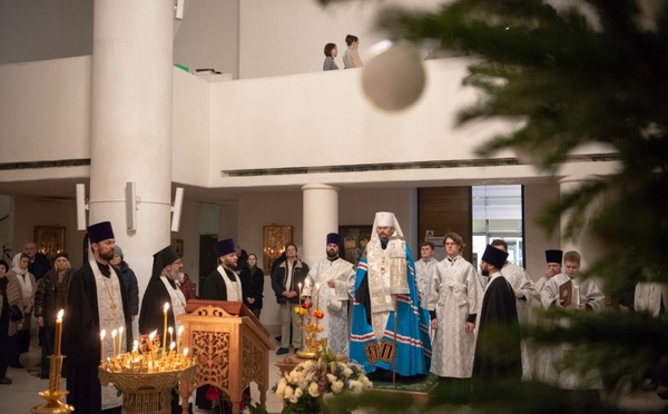 La veille de Noël: le métropolite Nestor a célébré les vigiles de la fête de Nativité du Christ